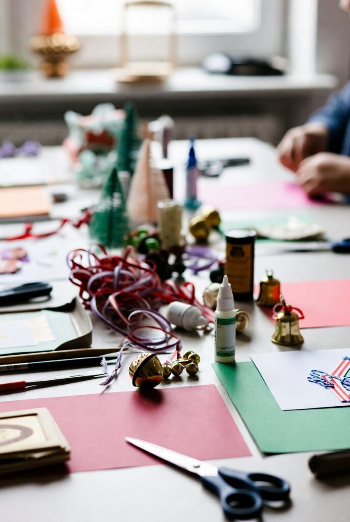 Taula del taller amb material per fer treball plàstic per Nadal.